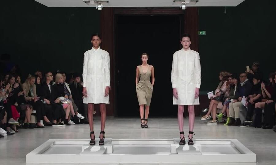 Hussein Chalayan Xuân Hè 2016 (video: Dezeen)