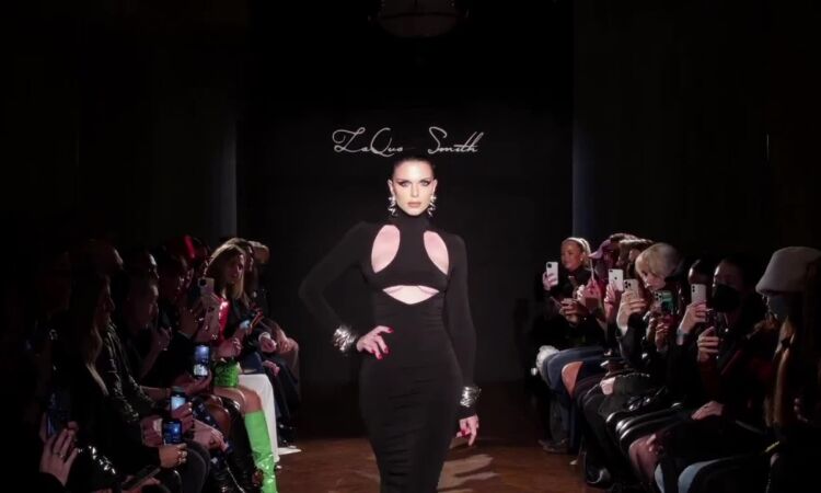 Julia Fox mở màn show LaQuan Smith Thu Đông 2022 (video: SS)