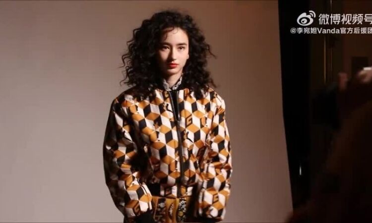 Lý Uyển Đát chụp hình quảng cáo Gucci