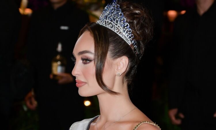 Miss Universe 2022 ở hậu trường trang điểm khi công tác Việt Nam