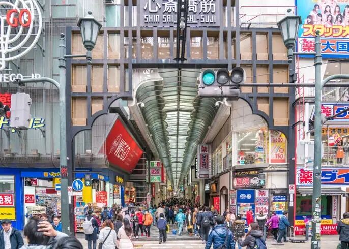 Phố mua sắm Shinsaibashi Suji. Ảnh: Surachet Jo/Shutterstock.com.