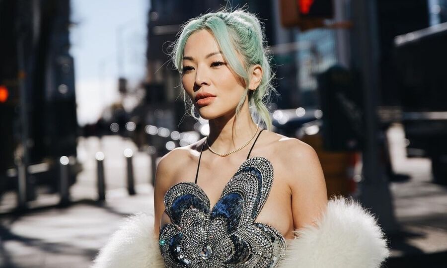 Tina Leung diện trang phuc sequin trên đường phố New York