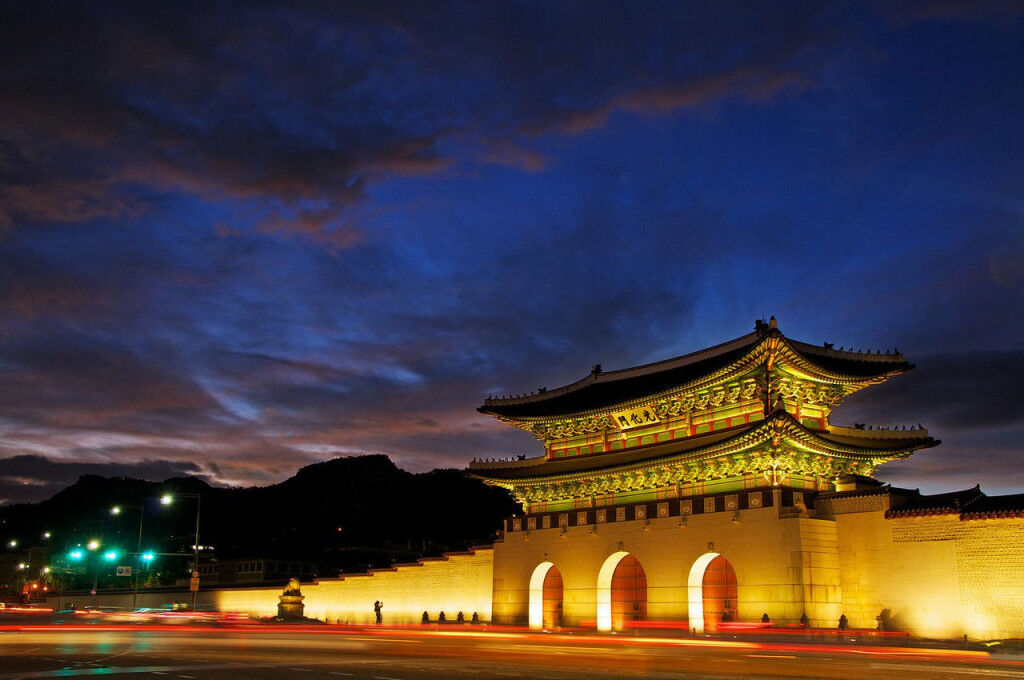 Cổng quảng trường Gwanghwamun. Ảnh: Pinterest.