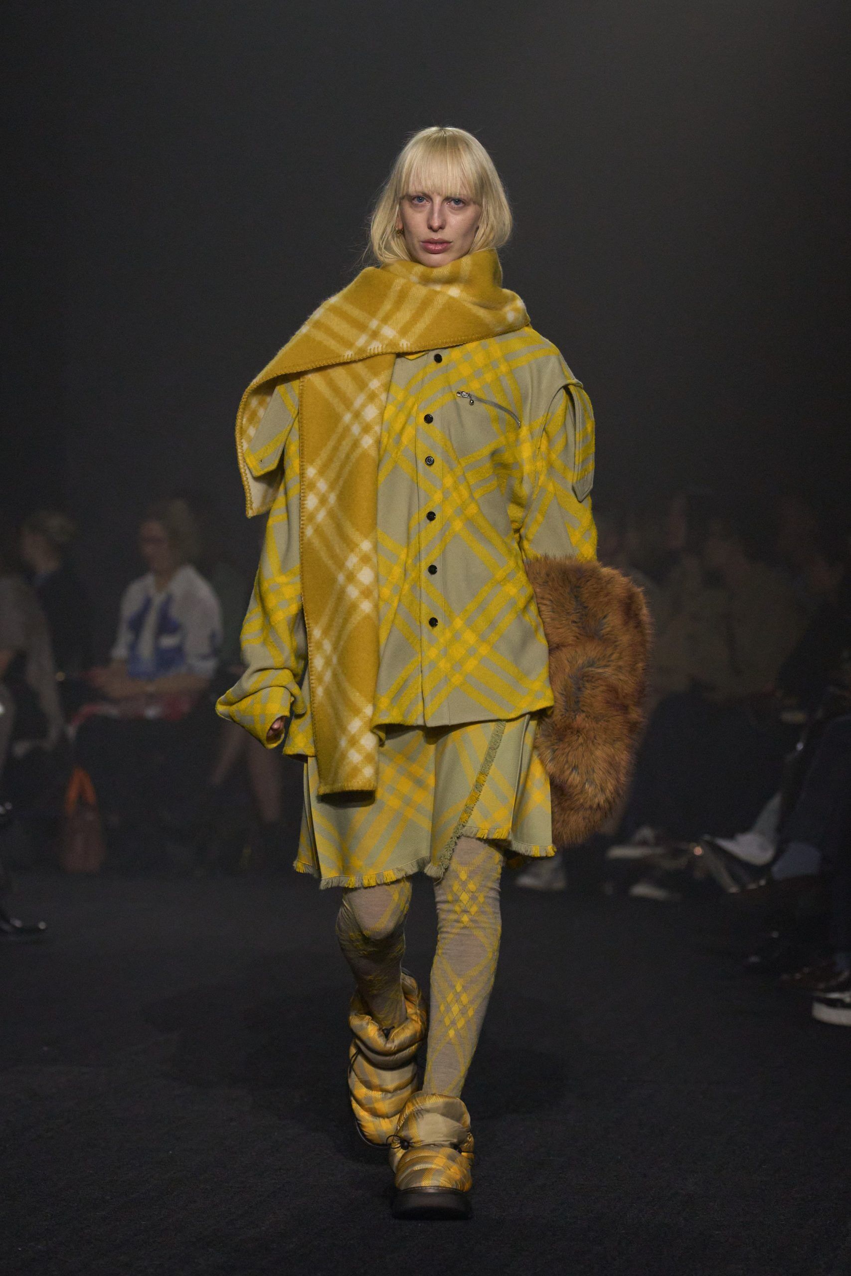 00021-burberry-fall-2023-ready-to-wear-credit-gorunway-scaled.jpg