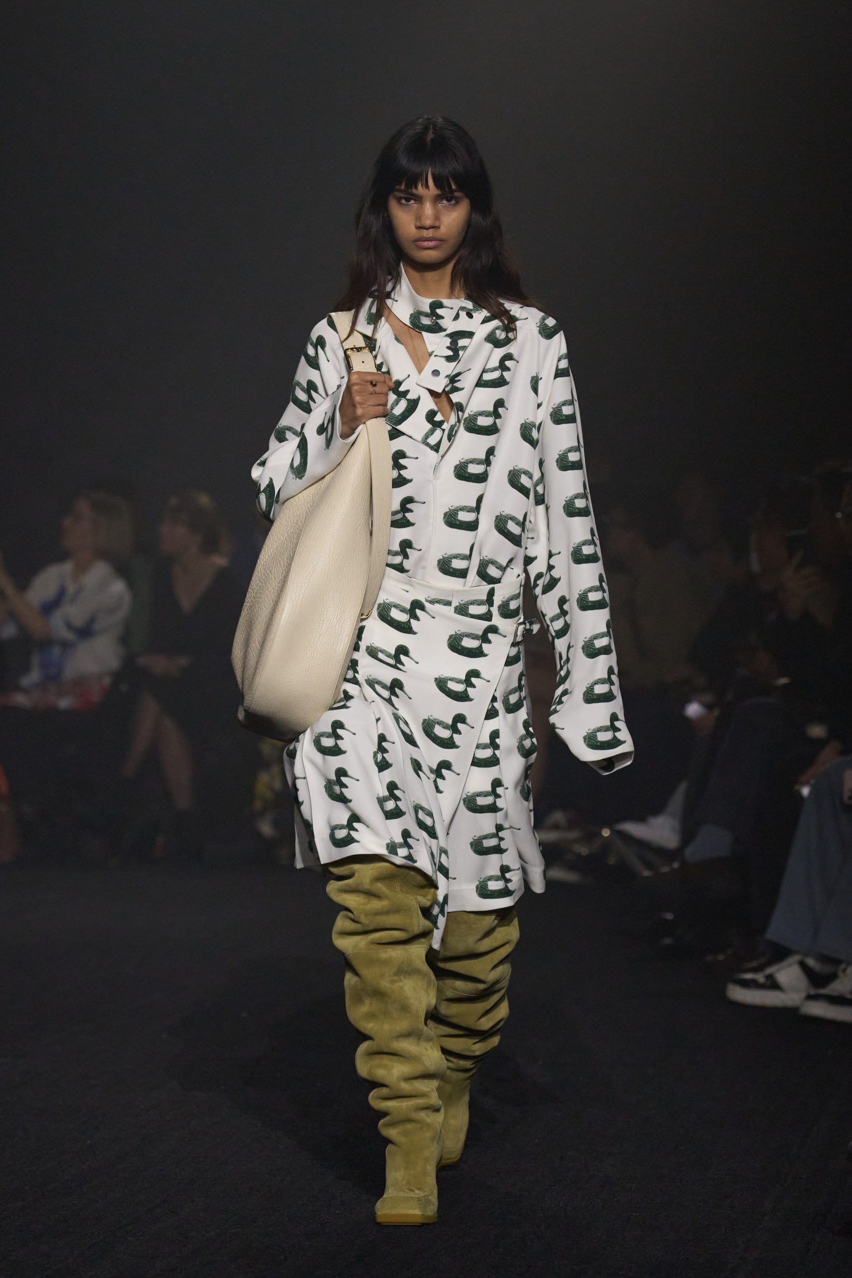 00024-burberry-fall-2023-ready-to-wear-credit-gorunway-scaled.jpg