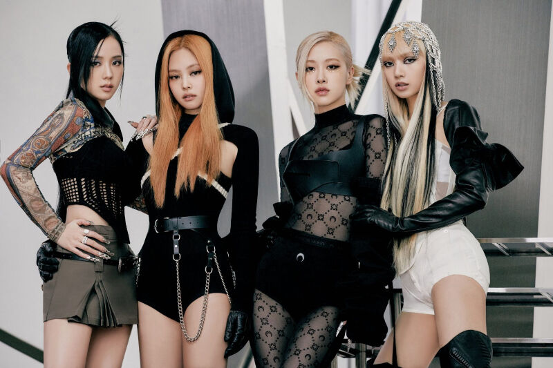 phối áo corset của BLACKPINK