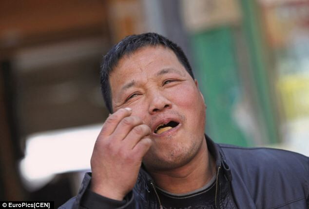 Người dân đang ăn món trứng đồng nam.