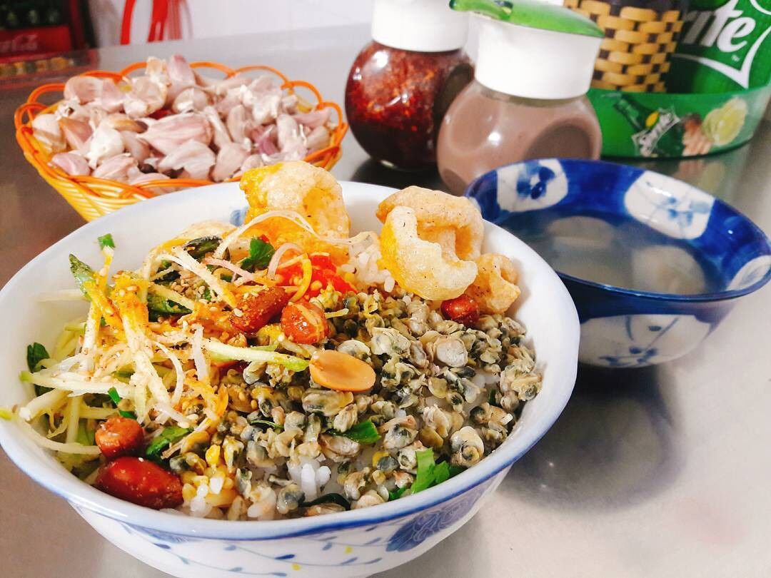 dung-chan-tai-com-hen-hoa-dong-quan-ngon-khong-the-bo-qua-khi-den-hue-01-1638287407.jpg