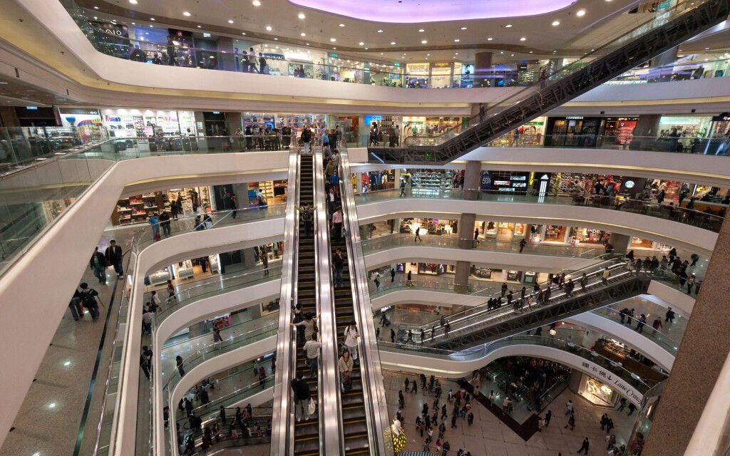 Bên trong Times Square với vô số cửa hàng để bạn thỏa sức mua sắm.
