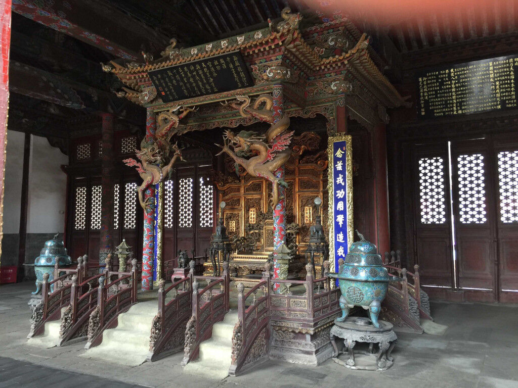 Ngai vàng bên trong Cố cung Thẩm Dương.