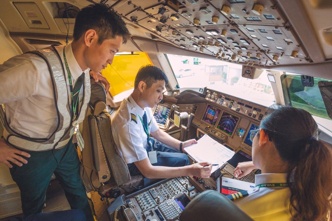 Phi hành đoàn làm công tác chuẩn bị trước khi khởi hành. Ảnh: EVAAirUS.