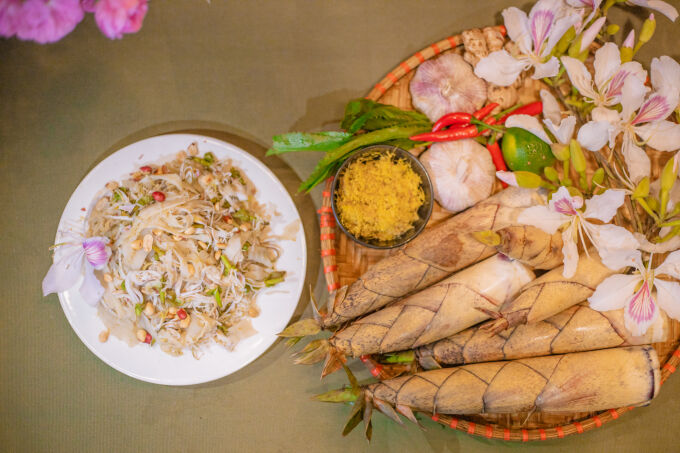 Nộm hoa ban với thành phần trộn kèm gồm cả măng đắng.