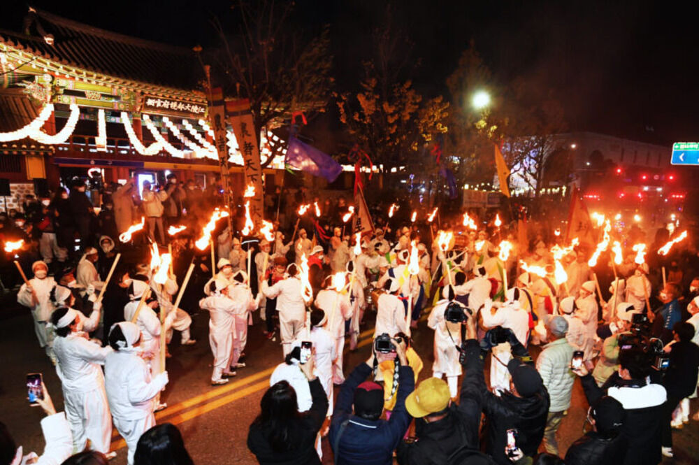 le-hoi-o-Gangneung-Gangneung-Webzine.jpg?w=1200&h=0&q=100&dpr=1&fit=crop&s=F1EhocNbPw-07ZkRbahNOQ