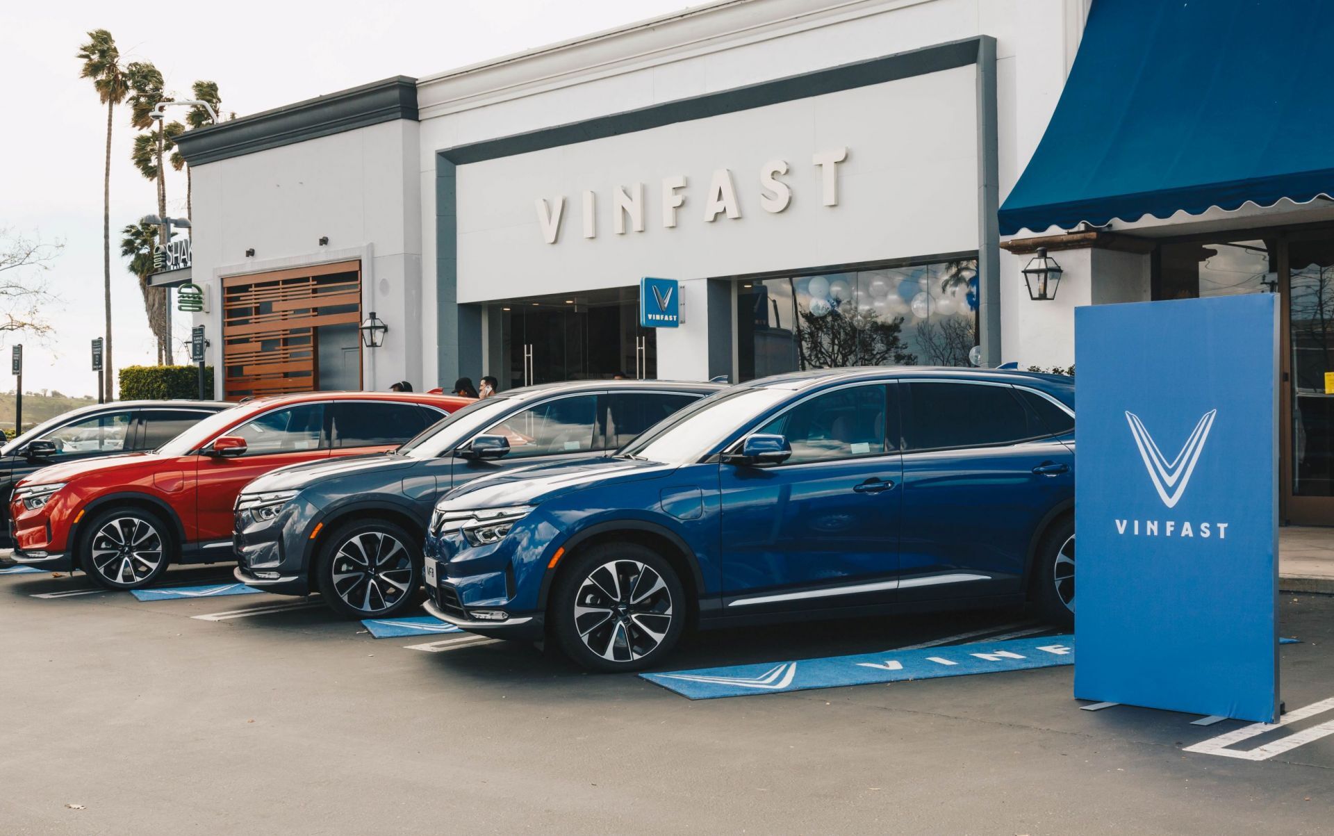 bàn giao lô xe VinFast VF8
