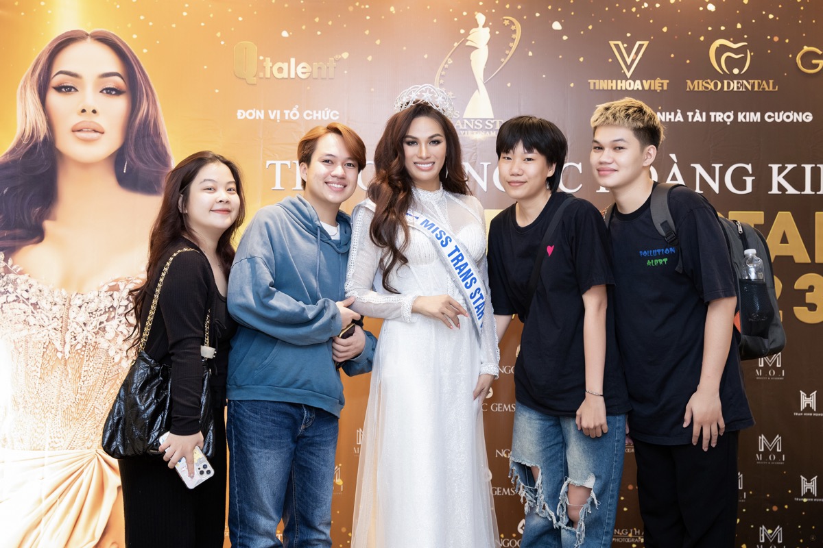 Mai Ngô chúc mừng Hoàng Kim