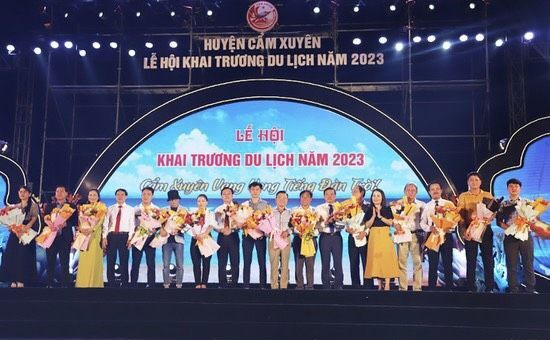 Ban tổ chức tặng hoa cho các doanh nghiệp tài trợ cho lễ khai hội