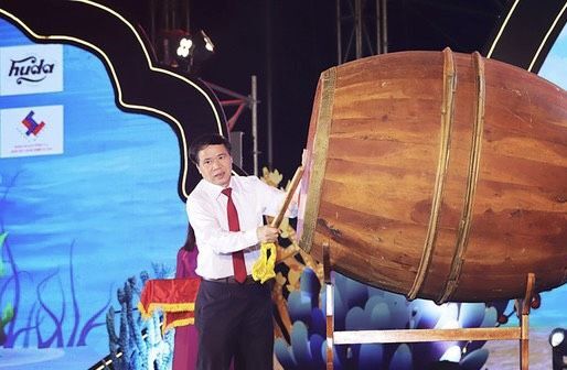 Chủ tịch UBND huyện Cẩm Xuyên Hà Văn Bình đánh trống khai hội