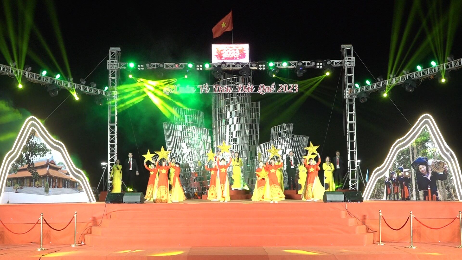 chuong-trinh-van-nghe-xuan-ve-tren-dat-que-trong-dem-giao-thua-tai-van-yen.jpg