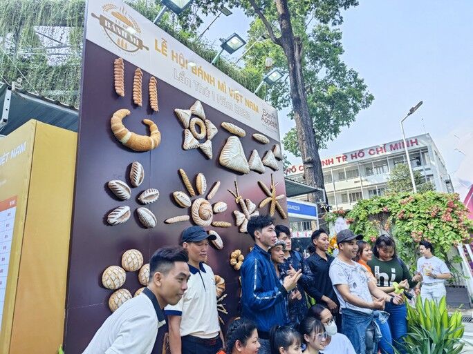 diem-check-in-hap-dan-cho-gioi-tre-tai-le-hoi.jpg