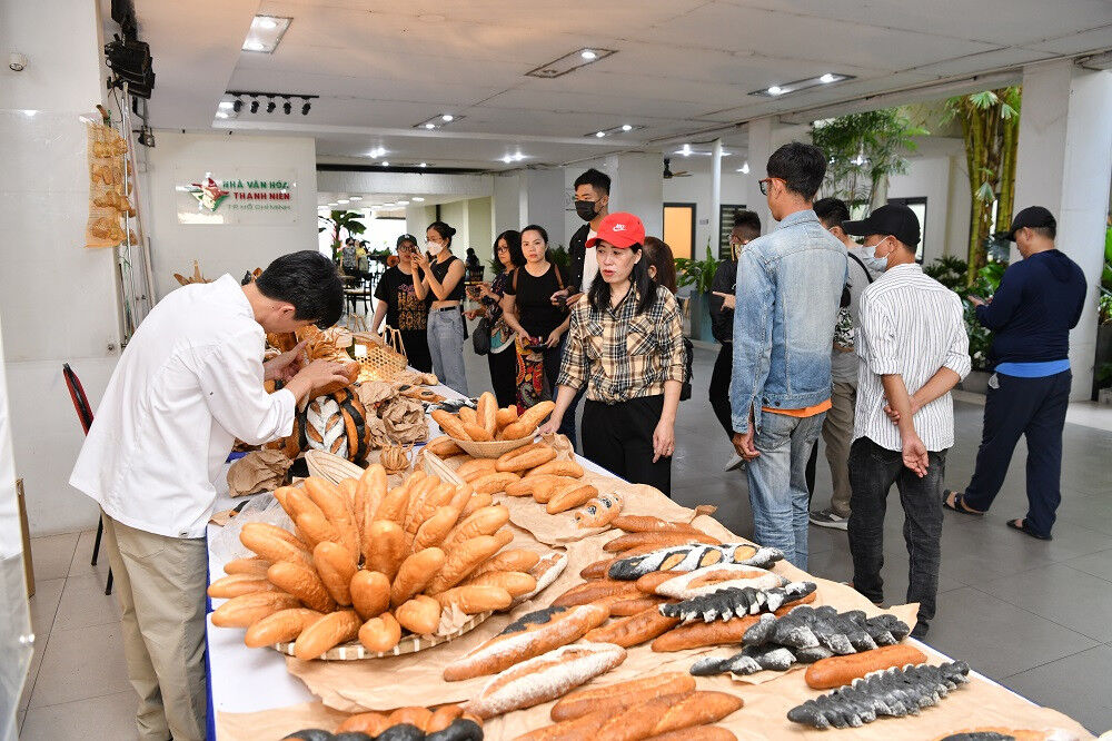 hang-tram-loai-banh-mi-duoc-gioi-thieu-tai-le-hoi-.jpg