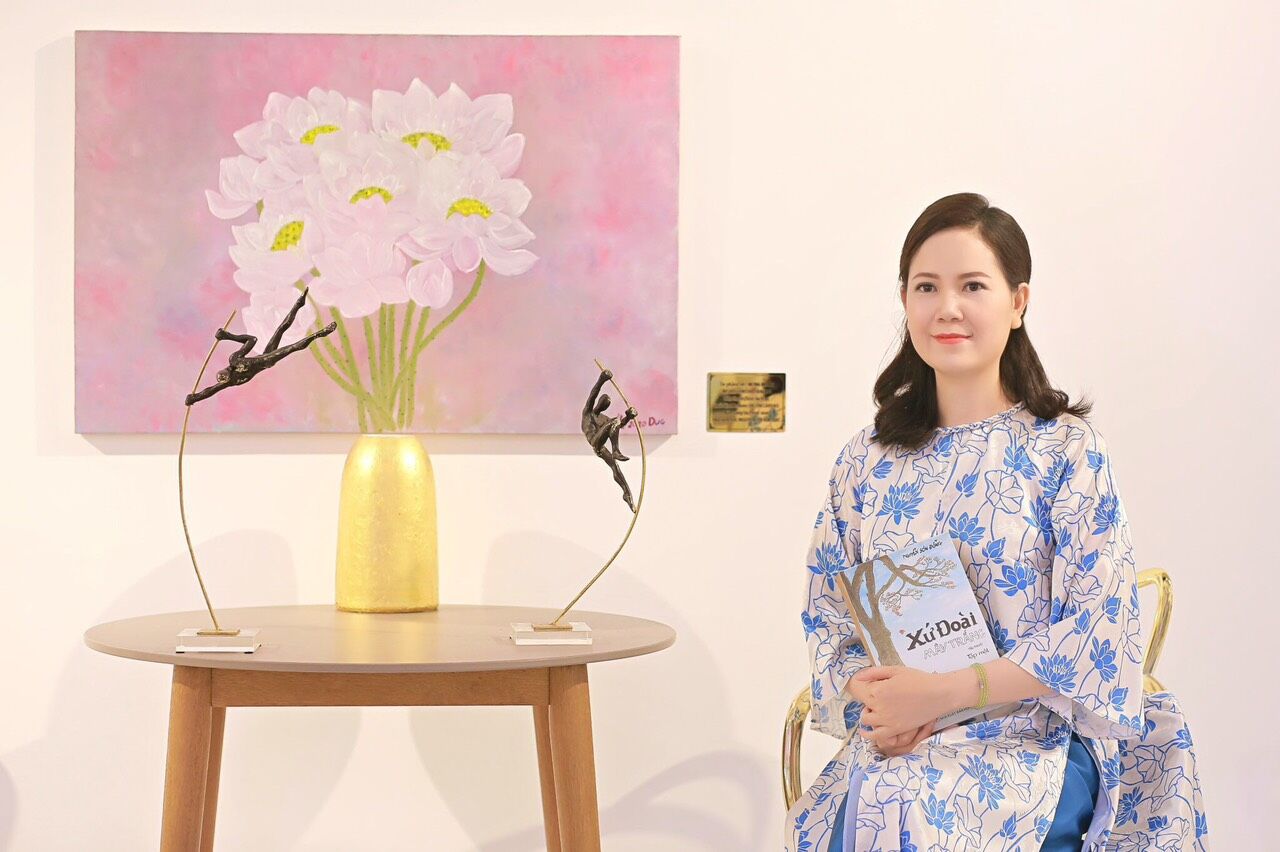 hoa-sy-kim-duc-ben-tac-pham-mong-manh.jpg