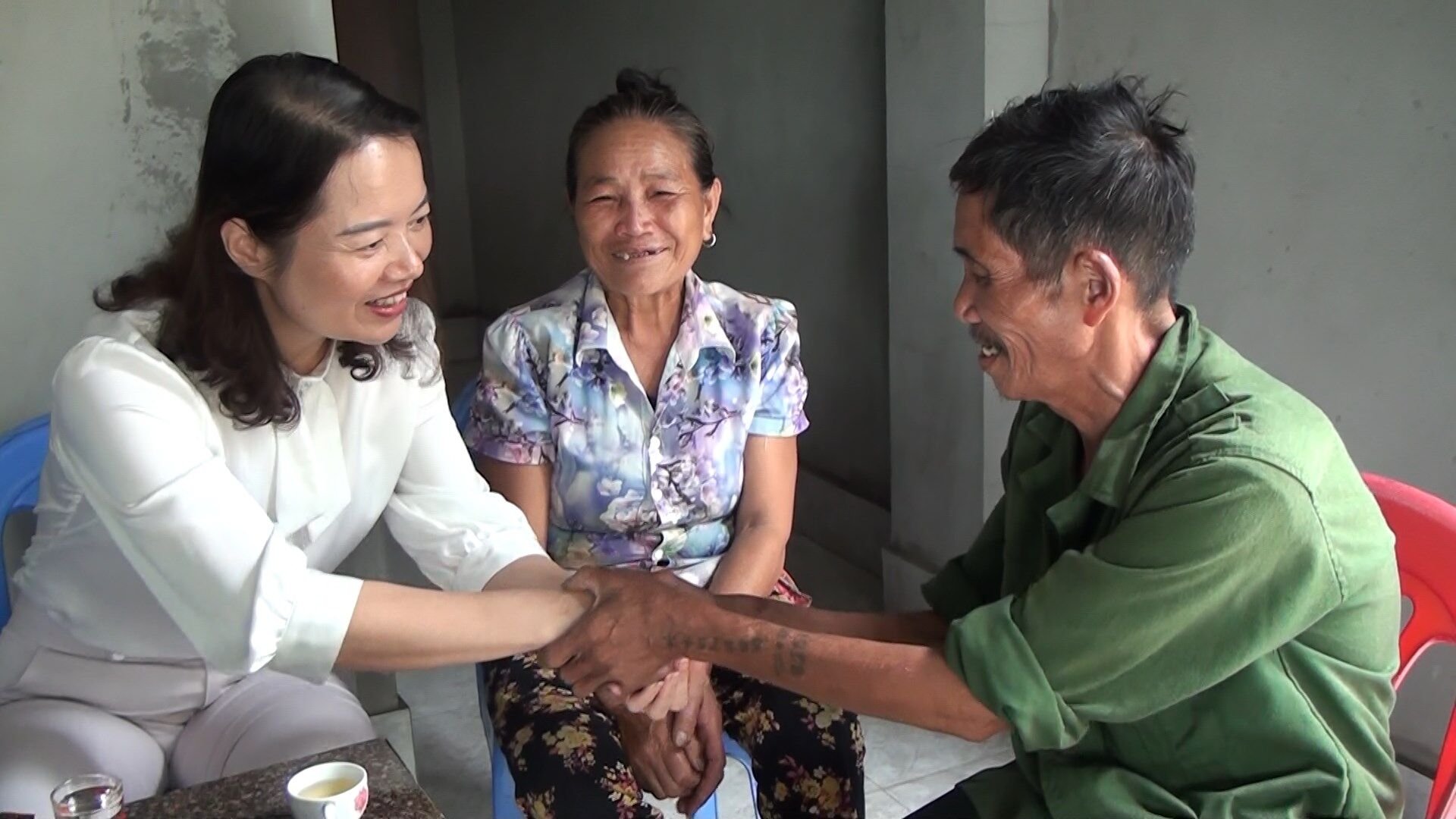 lanh-doa-huyen-van-yen-chuc-mung-dong-vien-ho-ngheo-xa-yen-phu-khi-duoc-ve-song-trong-can-nha-dai-doan-ket.jpg