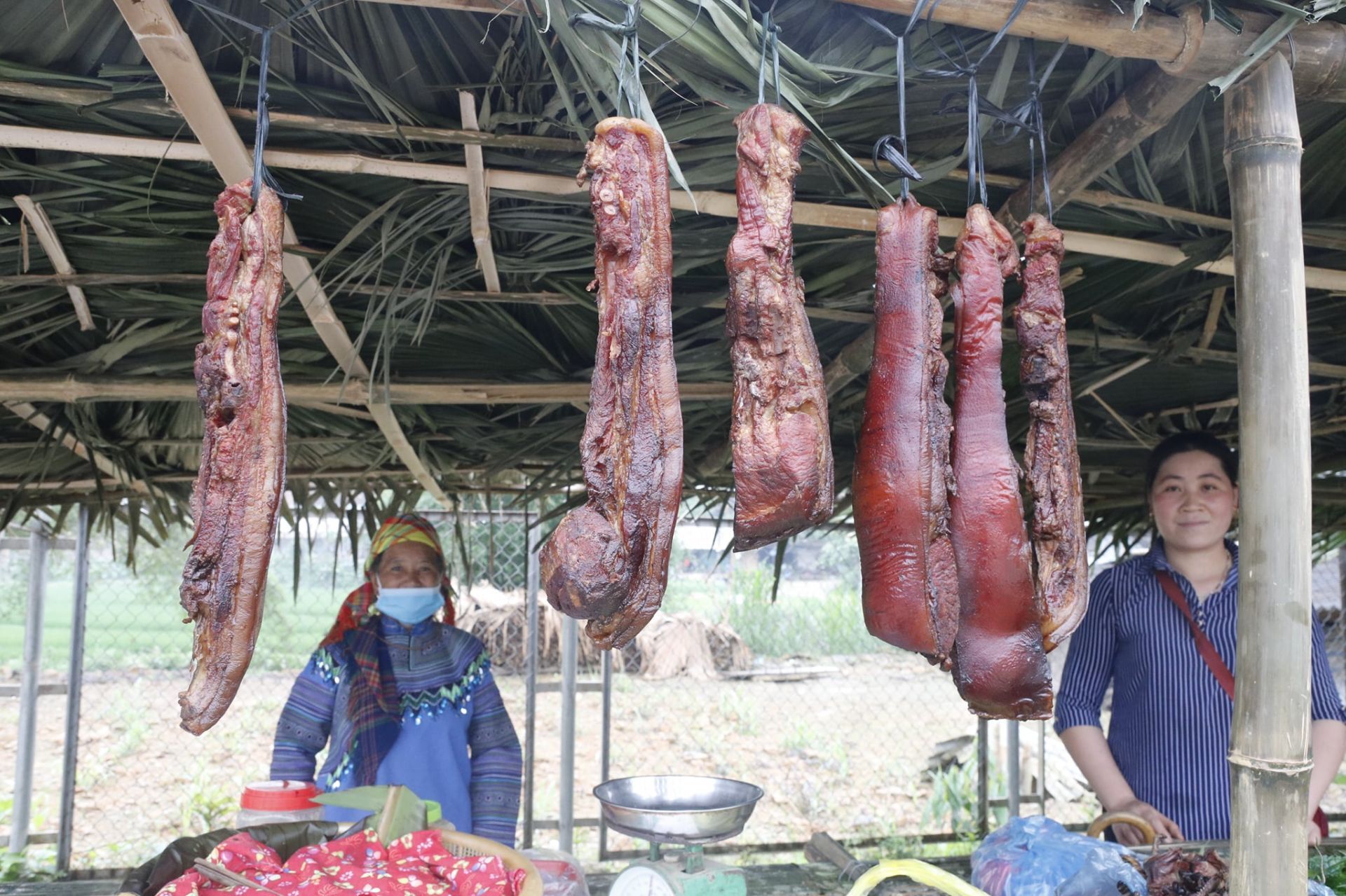 thit-lon-gac-bep-cua-dong-bao.jpg