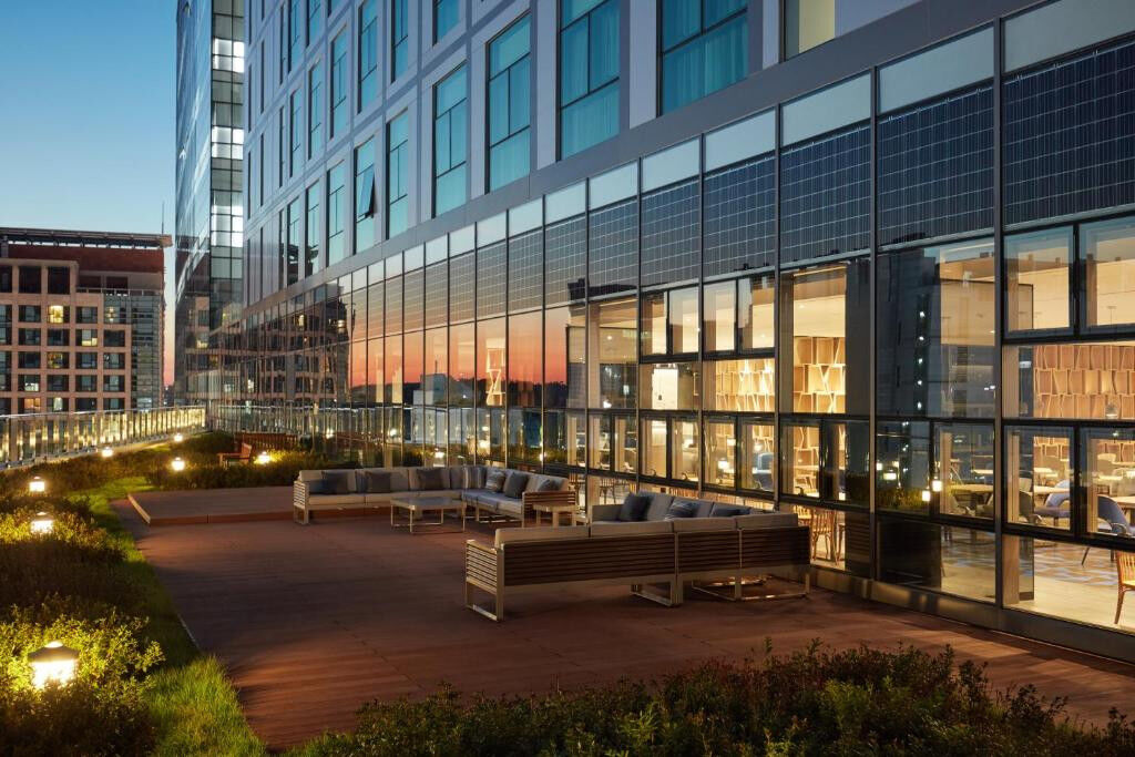 Khu vực ban công ngoài trời của Holiday Inn Express Seoul Hongdae.