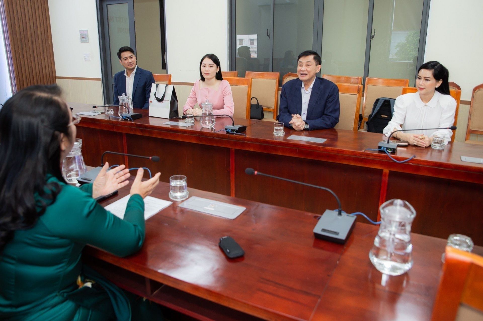 vua hàng hiệu Johnathan Hạnh Nguyễn