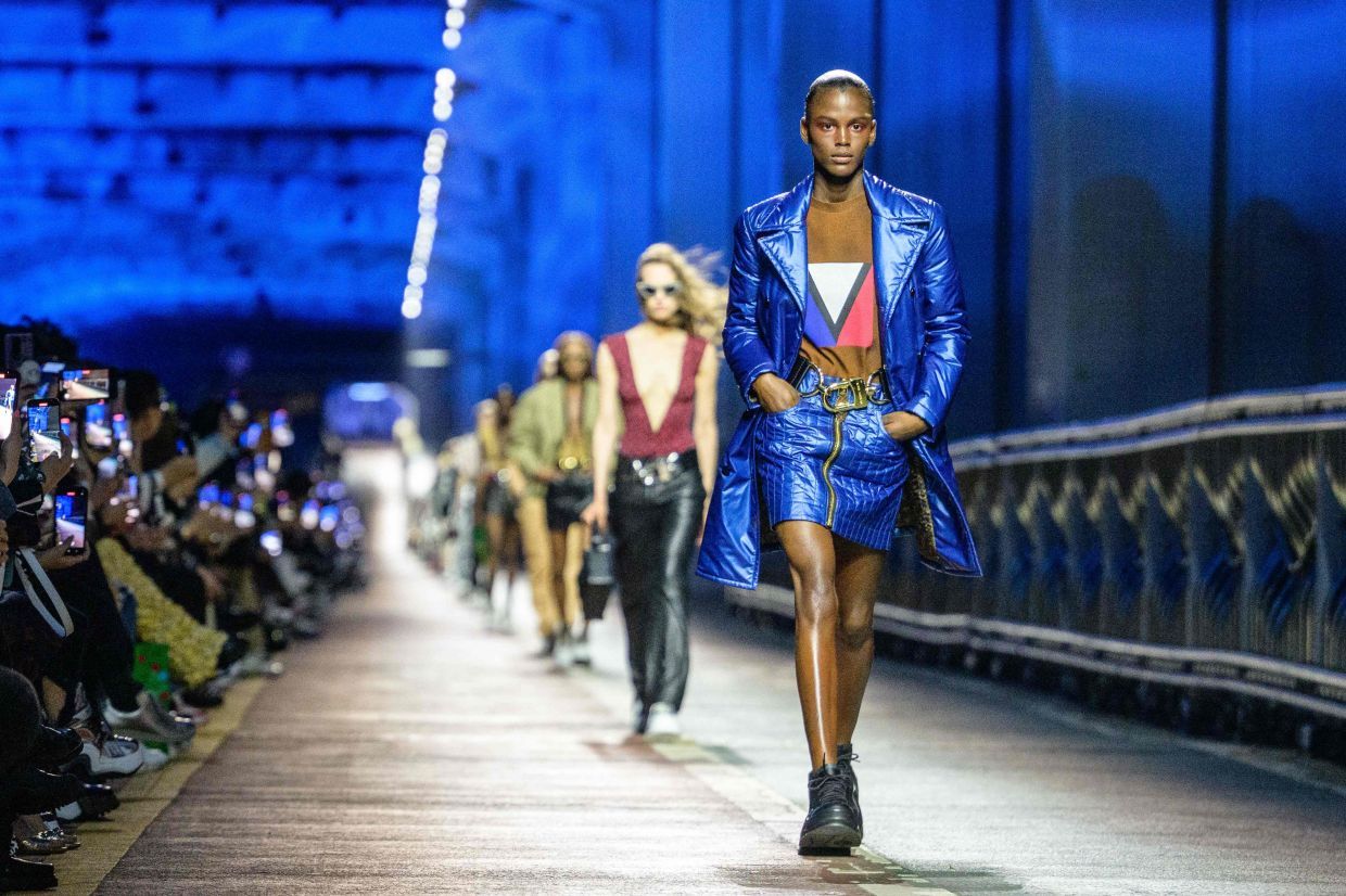 Louis Vuitton Pre-Fall 2023: Đổi mới để hướng về đương đại