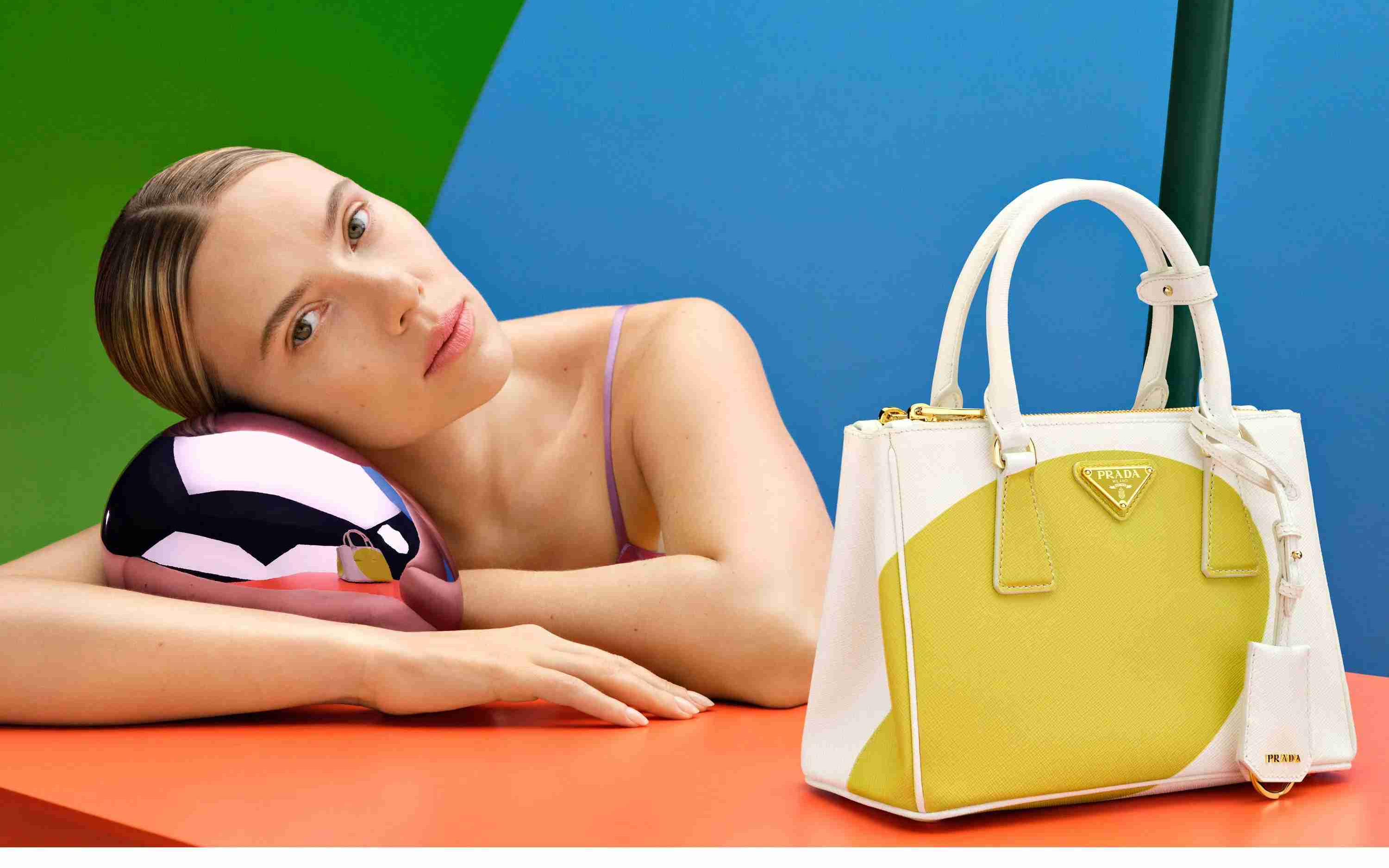 Chiến dịch túi Prada New Galleria cùng nữ diễn viên Scarlett Johansson