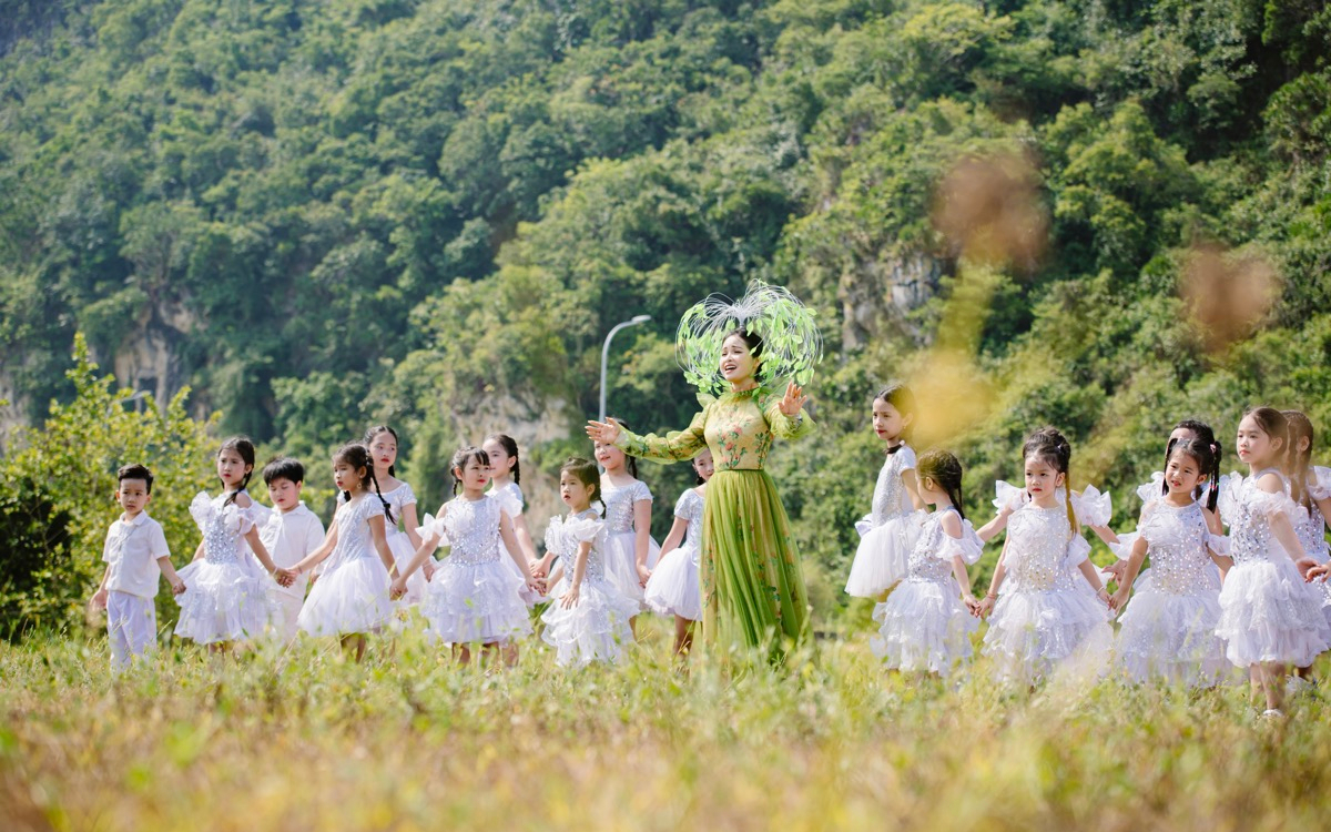 Trang Nhung ra mắt MV Mong thế giới yên bình