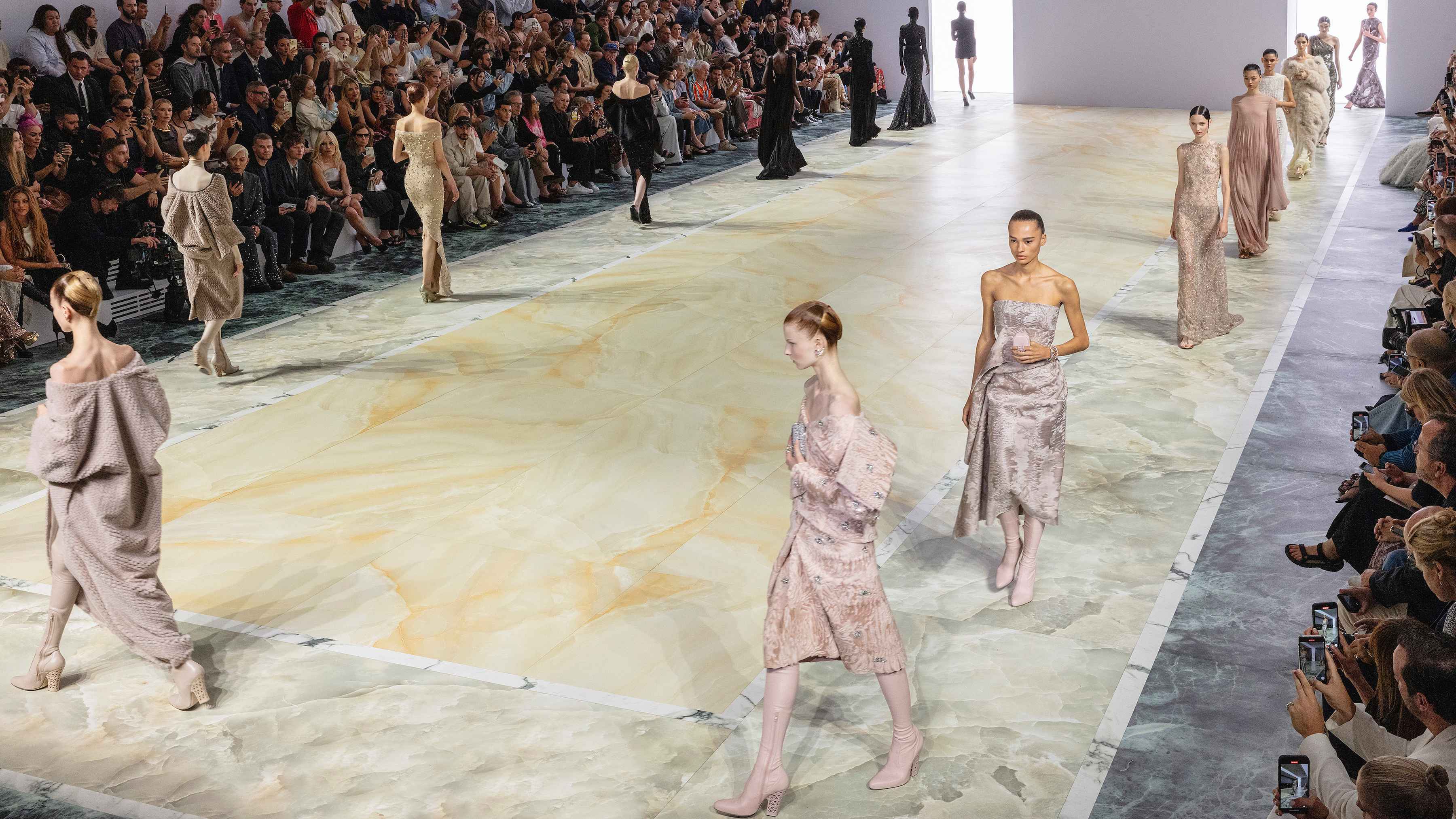 Fendi Couture Thu Đông 2023 - Tìm kiếm sự thanh lịch trong sự đơn giản