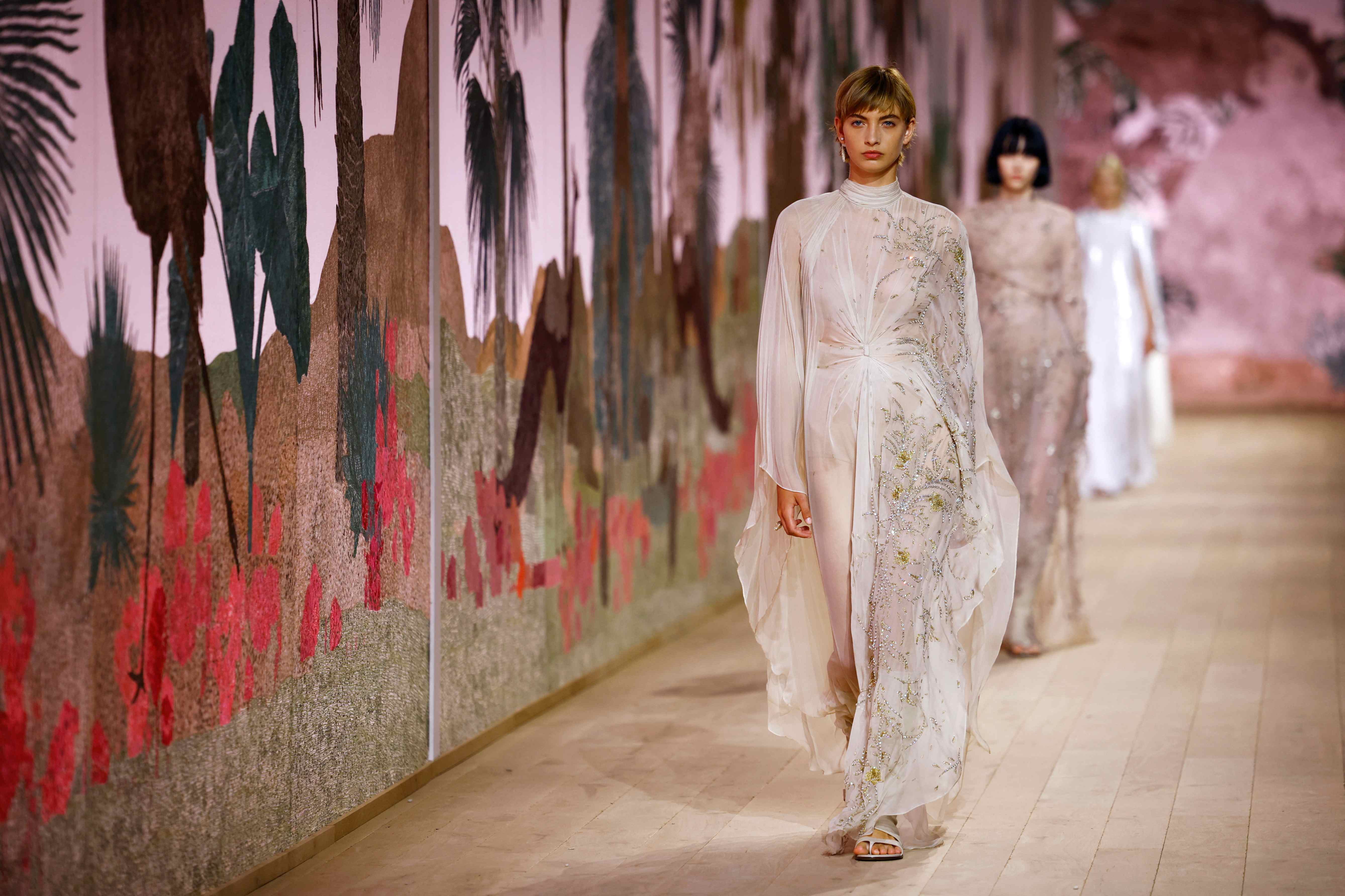 Christian Dior Couture Thu Đông 2023 -  Cảm hứng từ Nữ thần đương đại