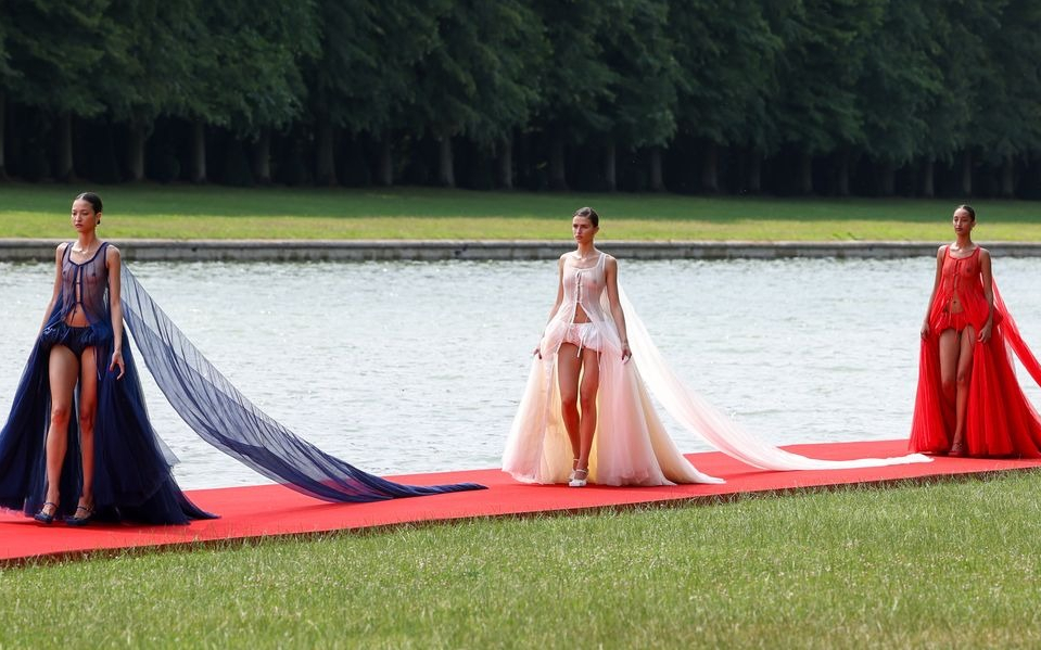 Jacquemus Thu Đông 2023/2024 màn ảo thuật ngoạn mục từ Ballet