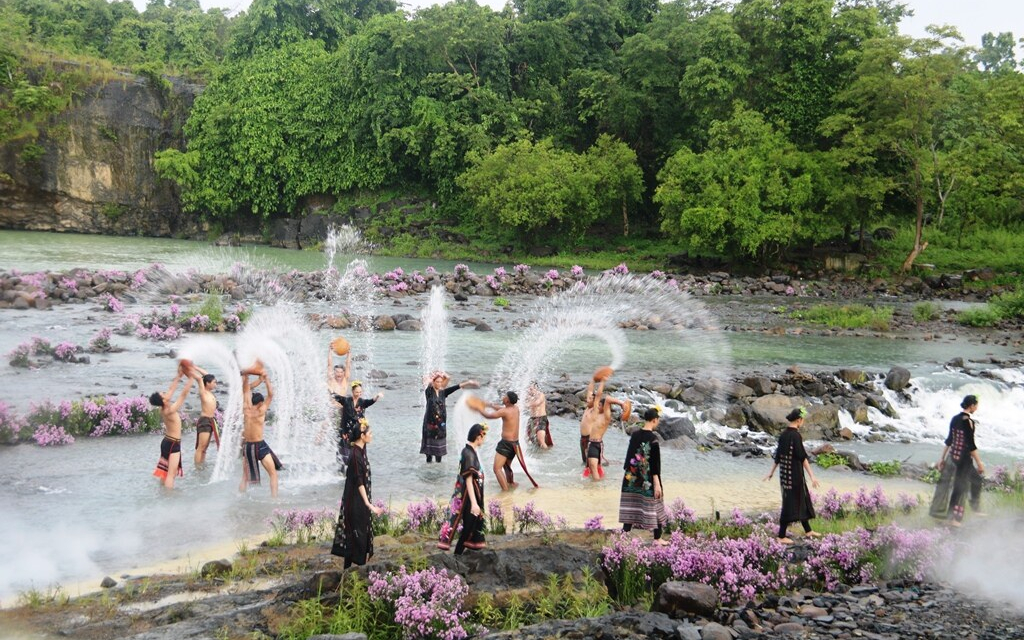 Chương trình nghệ thuật thời trang thổ cẩm chủ đề “Ban Mê ơi”