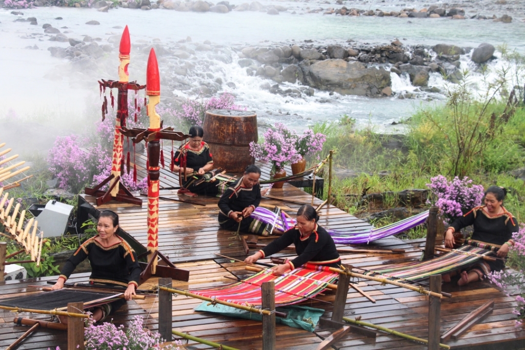nghệ thuật thời trang thổ cẩm