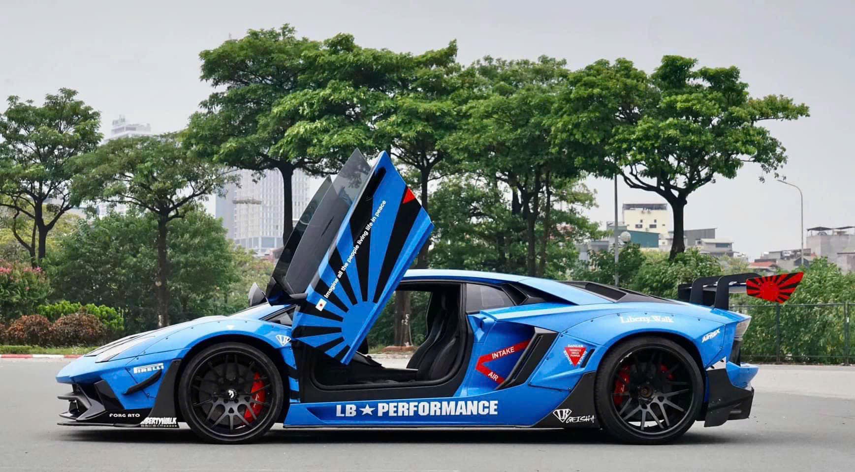 Lamborghini Aventador độ Liberty Walk