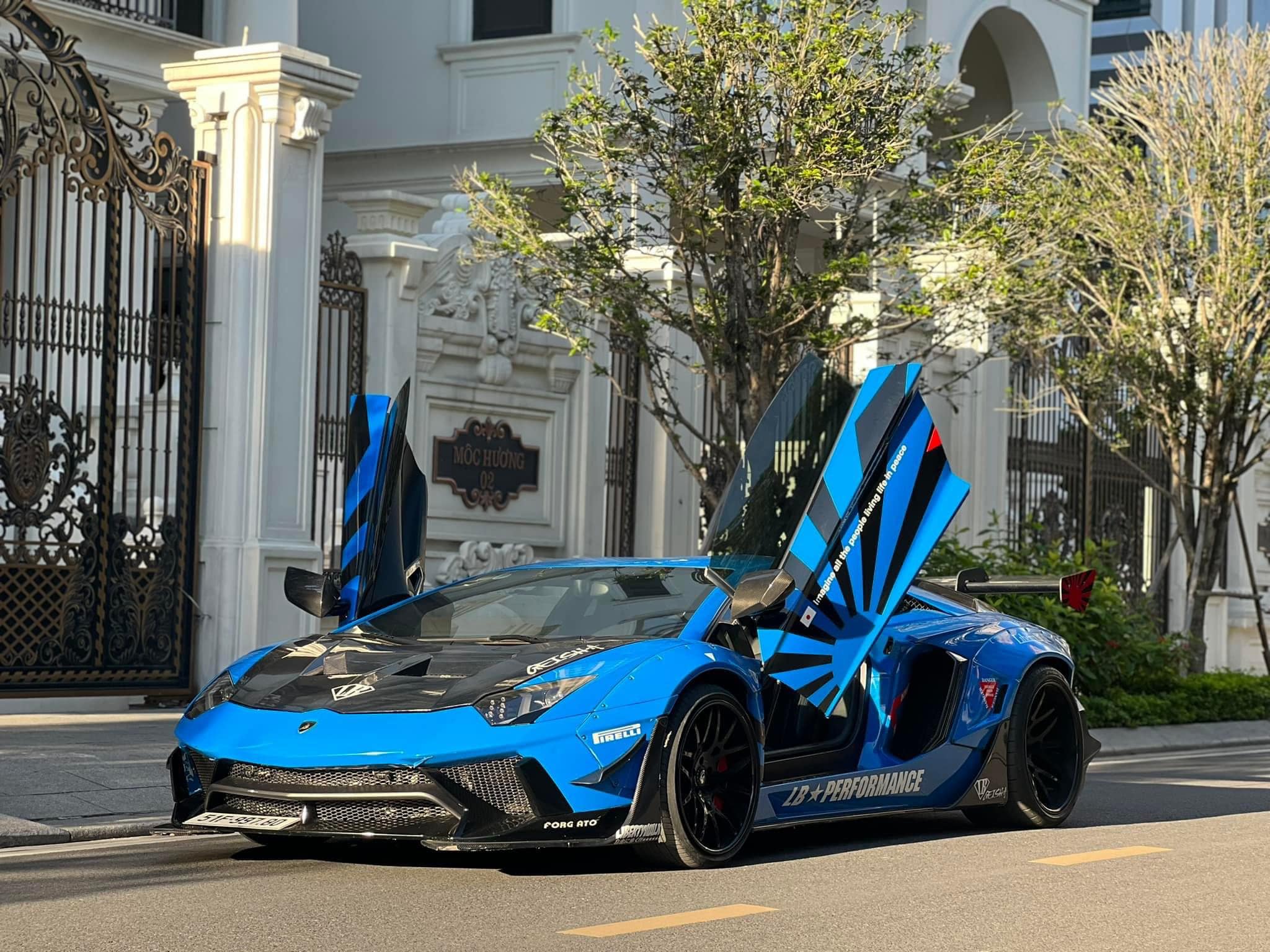 Lamborghini Aventador độ Liberty Walk