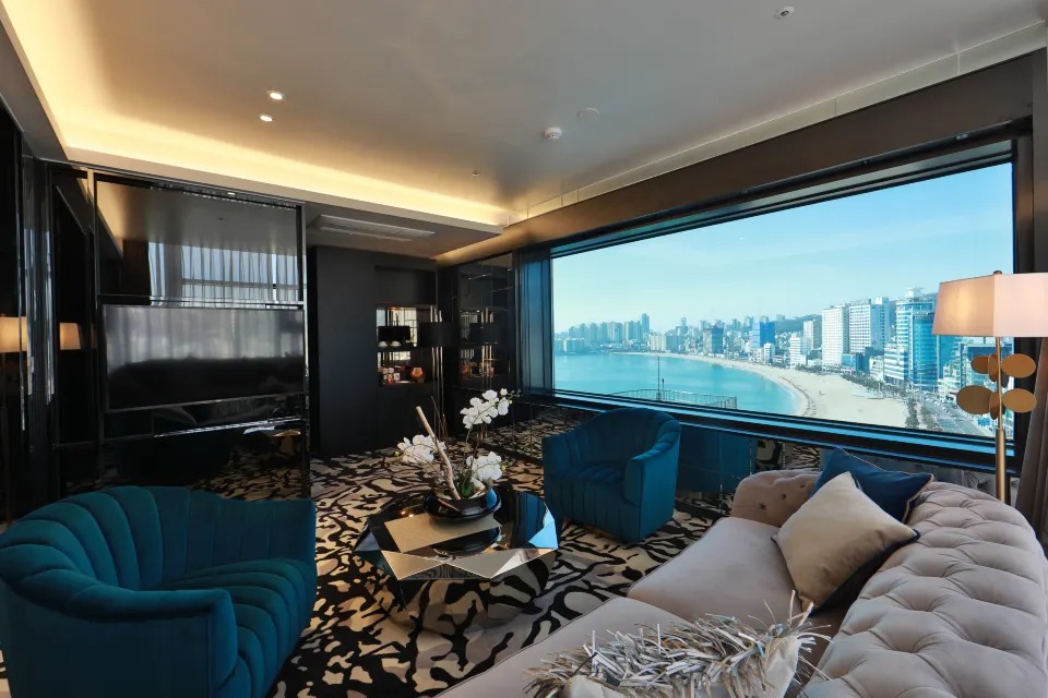 Best- Louis -Hamilton- Hotel- Gwangan-ivivu