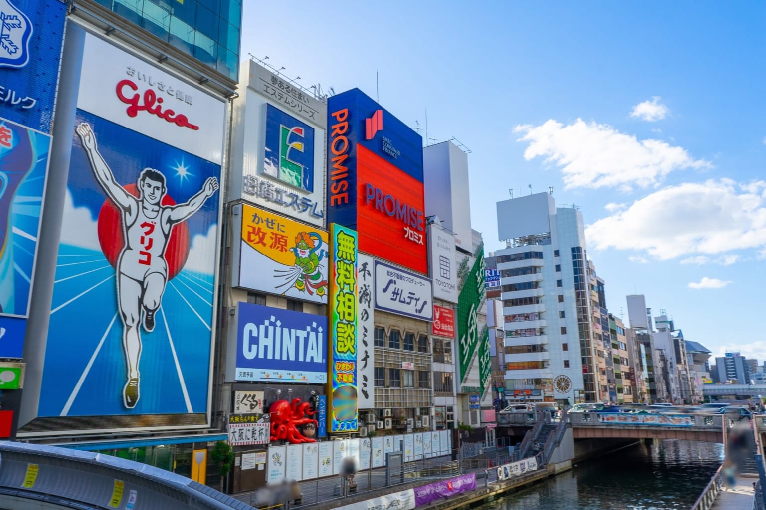 Dotonbori - khu vực giải trí bên dòng kênh nổi tiếng ở Osaka.