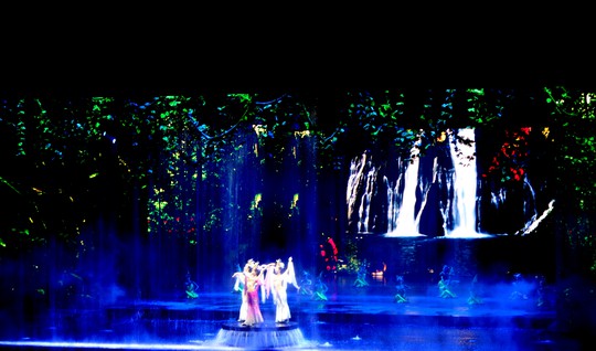 Show biểu diễn ở Tam Á.