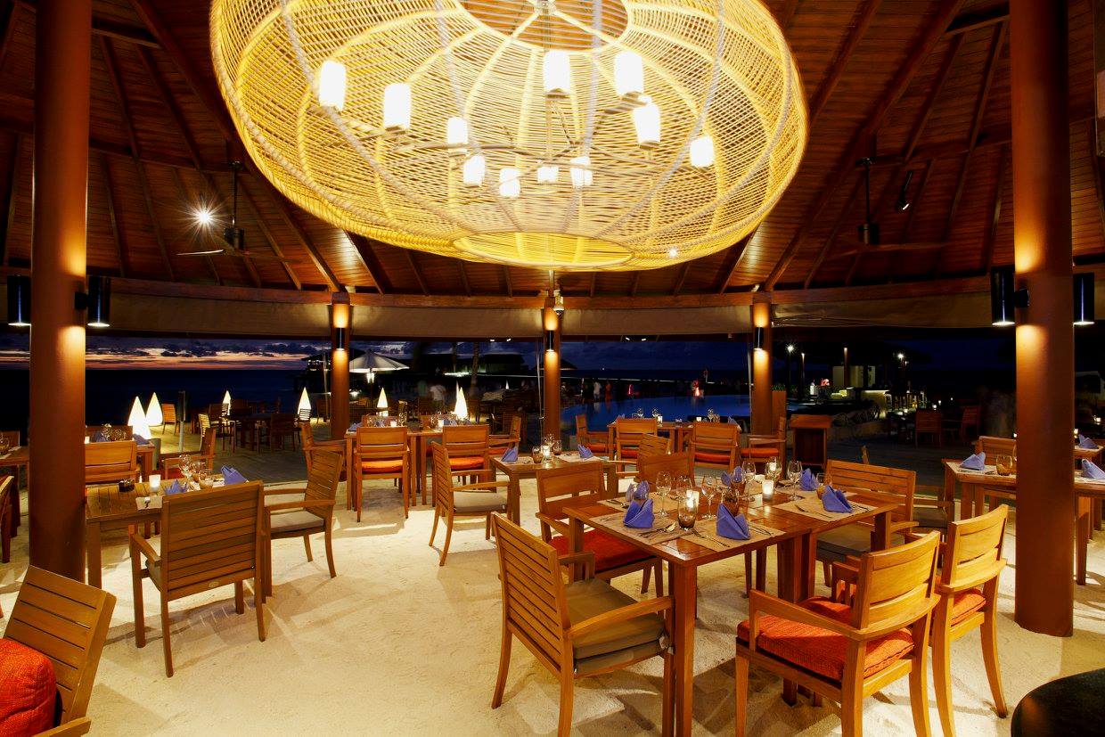 Tận hưởng Maldives biển xanh cát trắng ở Centara Ras Fushi Resort & Spa Maldives - iVIVU.com