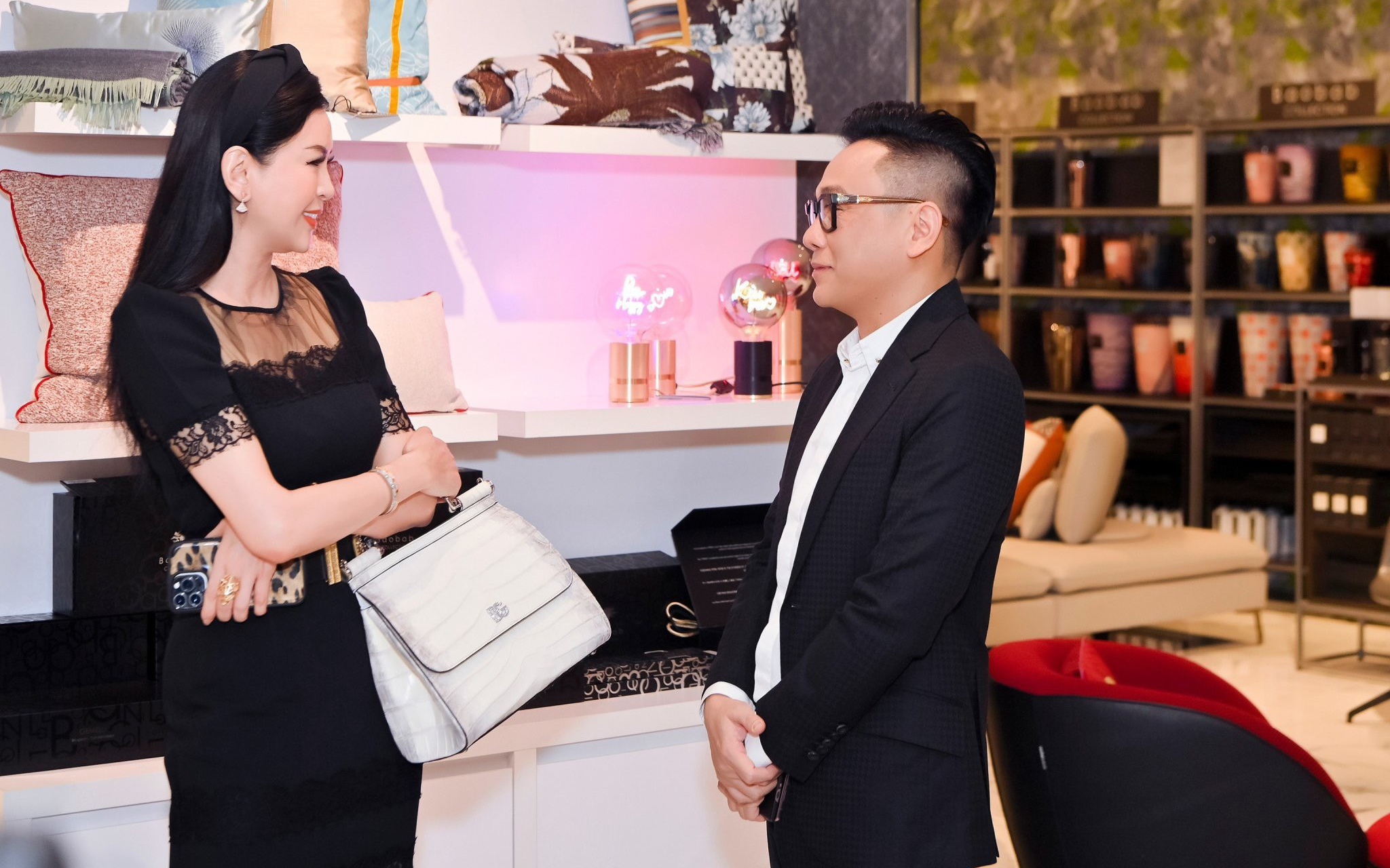 Doanh nhân Thuỷ Tiên quý phái trong đêm tiệc ánh sáng Barovier & Toso