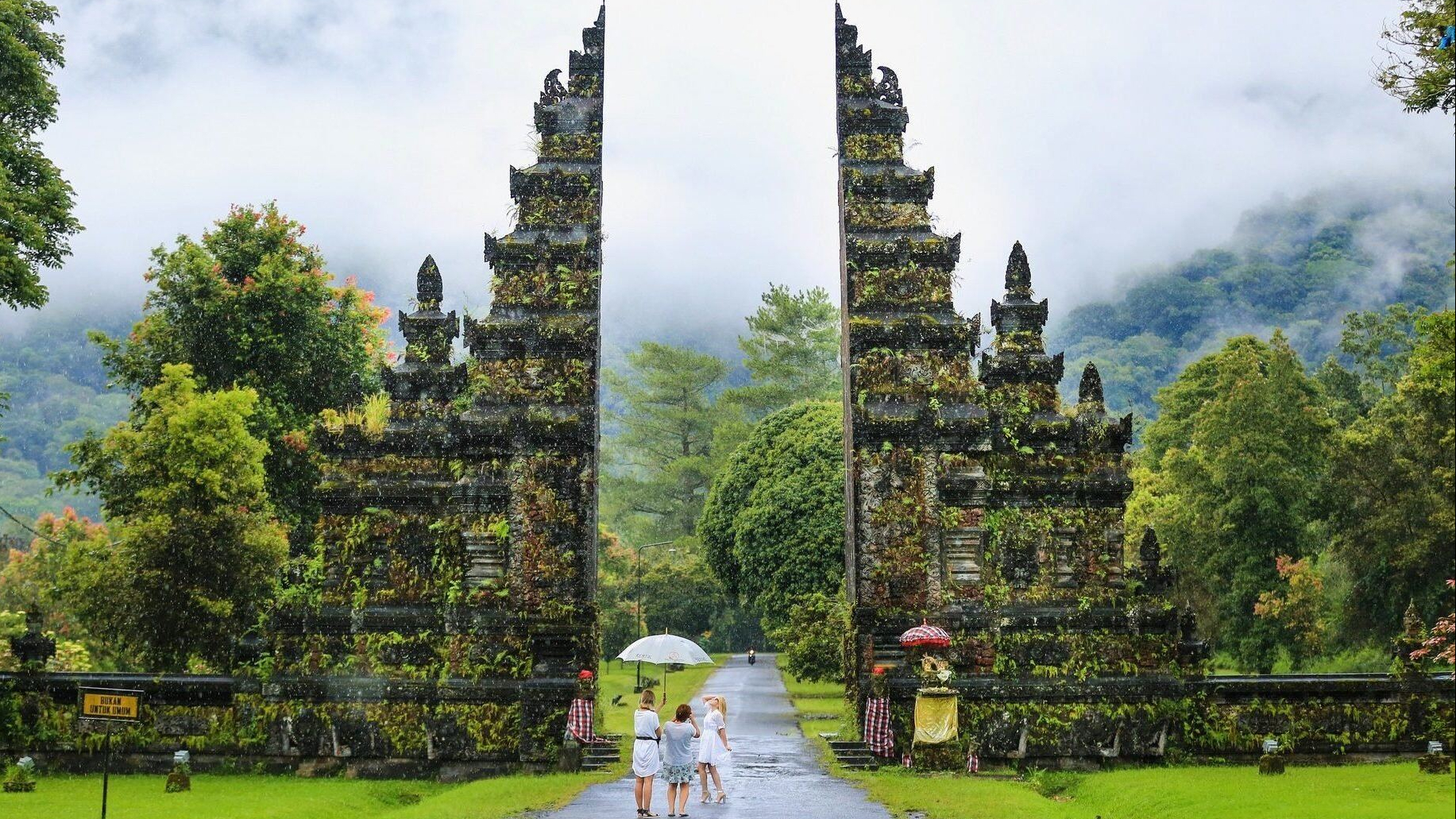 Khám phá tour du lịch Bali từ cổng trời Handara đến đền nước Ulun Dan
