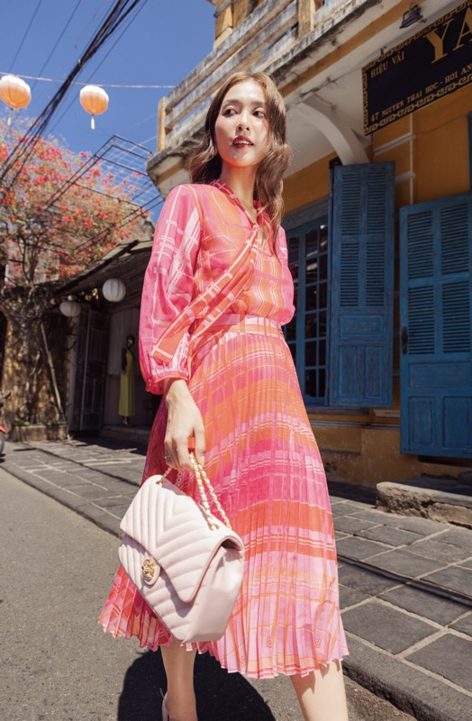 Khả Ngân cùng thời trang Elise