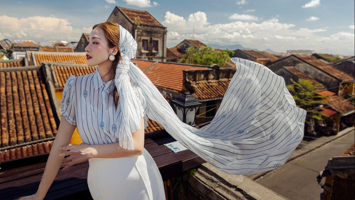 Khả Ngân cùng thời trang Elise cuốn hút trong từng khung hình