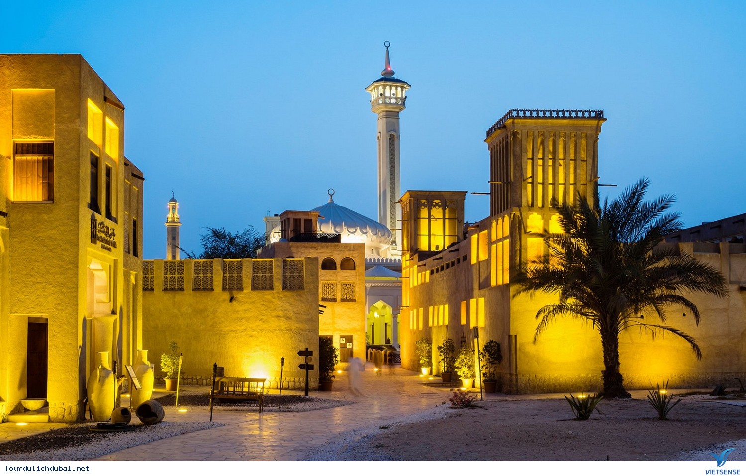 Dạo chơi khu phố cổ xưa giữa lòng Dubai hào nhoáng