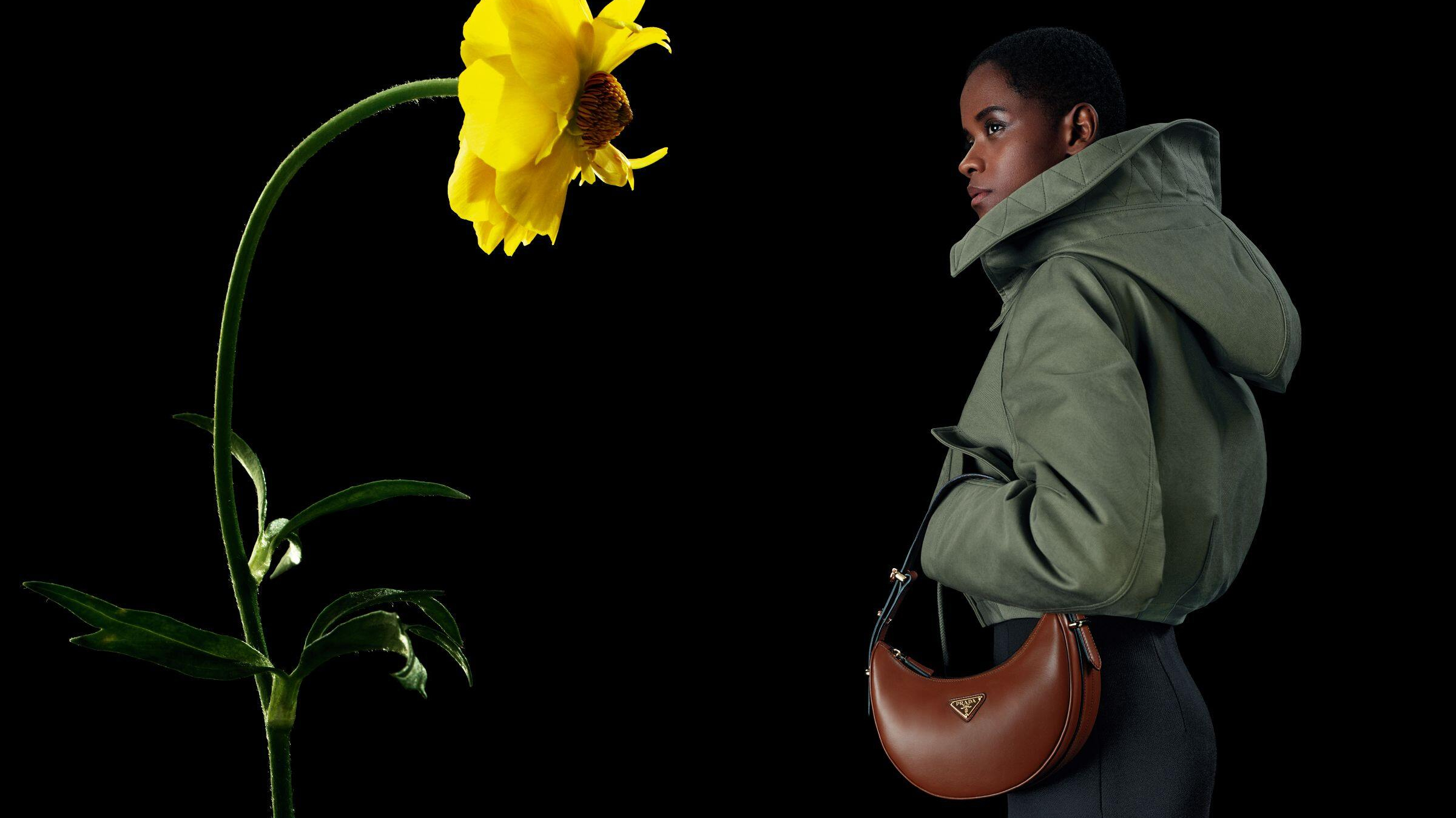 Prada giới thiệu túi đeo vai hình lưỡi liềm Prada Arqué mùa thu 2023