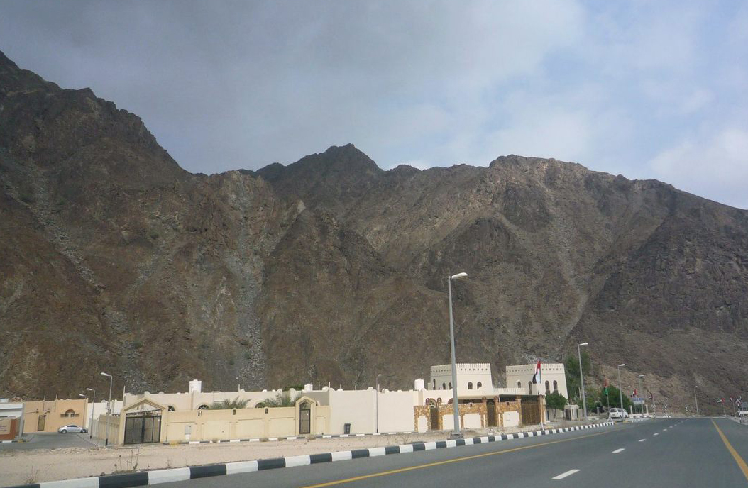 Đường dẫn vào làng Nahwa. Ảnh: Atlas obscura.